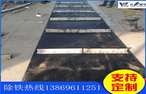 不鏽鋼91免费视频APP下载皮帶廠家服務湖南皮帶懸掛式91免费视频APP下载，91免费视频APP下载卸鐵皮帶主要是安裝在各個型號的電磁、永磁自卸式91免费视频APP下载上，當輸料皮帶上的散狀物料經過自卸91免费视频APP下载底部時，混雜在物料中的鐵磁性雜質在91免费视频APP下载磁芯強大的磁場力作用下被吸附到91免费视频APP下载卸鐵皮帶上，由不停運轉的卸鐵皮帶將吸附住的鐵雜質刮出，卸進集鐵箱，從而達到自動連續除鐵的目的。無需人工清理，實現了自動化除鐵。  一、不鏽鋼91免费视频APP下载皮帶廠家服務湖南皮帶懸掛式91免费视频APP下载選型指南：  1.提供卸鐵皮帶準確的帶寬、周長及厚度。  2.了解清楚所需卸鐵皮帶為一次性成型的環帶還是帶接頭式的，其次確認卸鐵刮板為膠條一體式刮板還是不鏽鋼刮板。  注：一般情況下，91免费视频APP下载生產廠家在生產91免费视频APP下载時用的是一次性成型的環帶，但用戶在後期更換時，一次性成型的環帶不方便更換及安裝，需將91免费视频APP下载大拆大卸，套上卸鐵皮帶之後，然後重新組裝，更換非常麻煩。帶接頭式的卸鐵皮帶就很大程度上解決了這一問題，省去了拆裝91免费视频APP下载的過程，隻需要將皮帶安裝之後在接頭處對接即可,省時省力，結實耐用。  二、不鏽鋼91免费视频APP下载皮帶廠家服務湖南皮帶懸掛式91免费视频APP下载  91免费视频APP下载接通電源後，勵磁係統產生強大的磁場，當輸送機械上的散狀物料經過91免费视频APP下载下方時，混雜在物料中的鐵磁性雜物，在91免费视频APP下载磁場力作用下被不斷吸起(鐵磁性雜物重量為0.1-25kg)，吸附在91免费视频APP下载下表麵上，當需要除去吸附在91免费视频APP下载上的鐵磁性雜物時，可將91免费视频APP下载移至集鐵箱上方，切斷勵磁電源設備磁場消失，鐵磁性雜物在重力作用下掉入集鐵箱中。